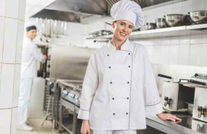 Sécurité et tenue de travail en cuisine collective : les règles à connaître