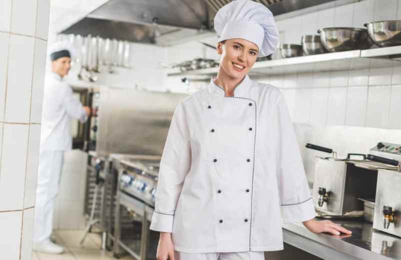 Sécurité et tenue de travail en cuisine collective : les règles à connaître