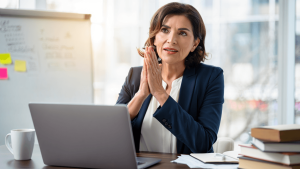 Comment réussir sa reconversion après 45 ans grâce au management de transition ?