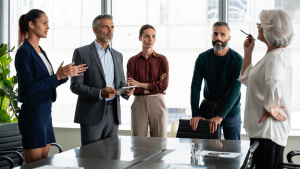 Management ou leadership : comment choisir selon votre rôle et vos objectifs ?
