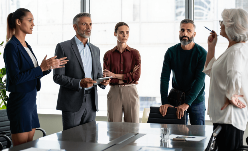 Management ou leadership : comment choisir selon votre rôle et vos objectifs ?