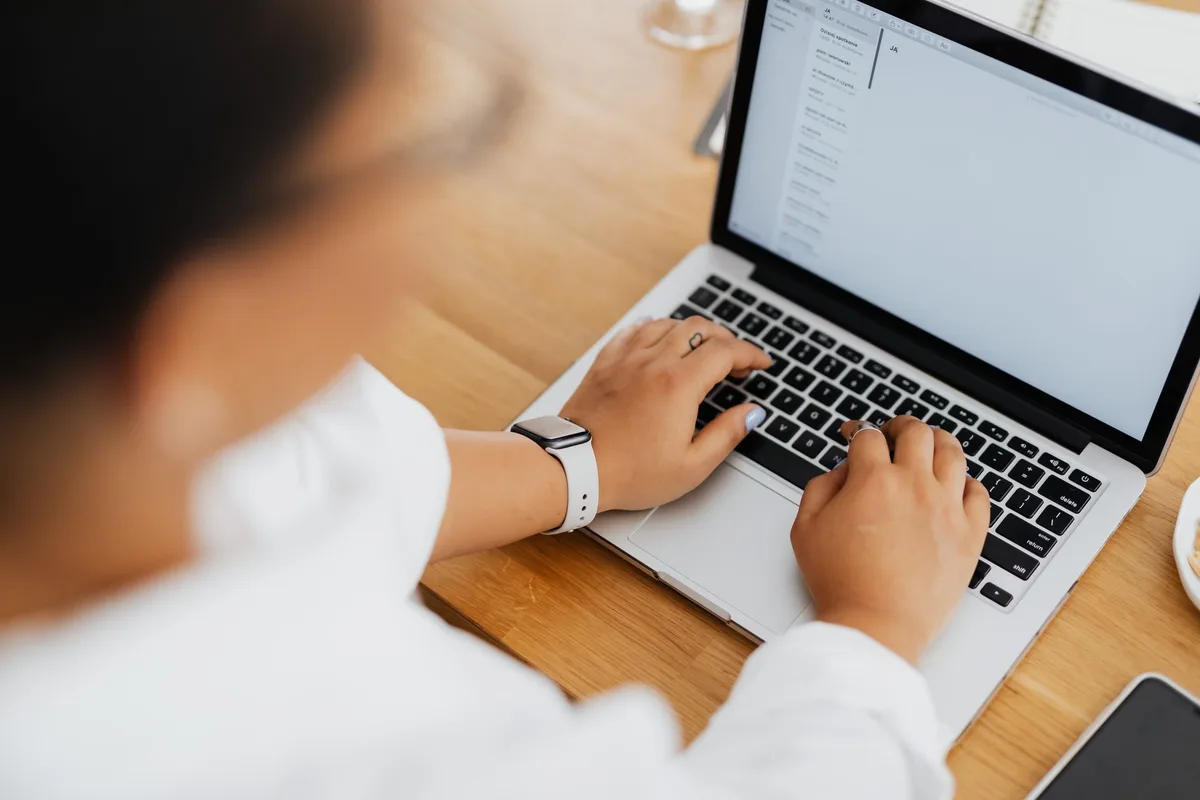 Personne écrivant un email de relance professionnelle sur son ordinateur
