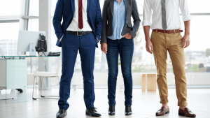 Décoder le code vestimentaire en entreprise : costume-cravate, casual chic et bonnes pratiques