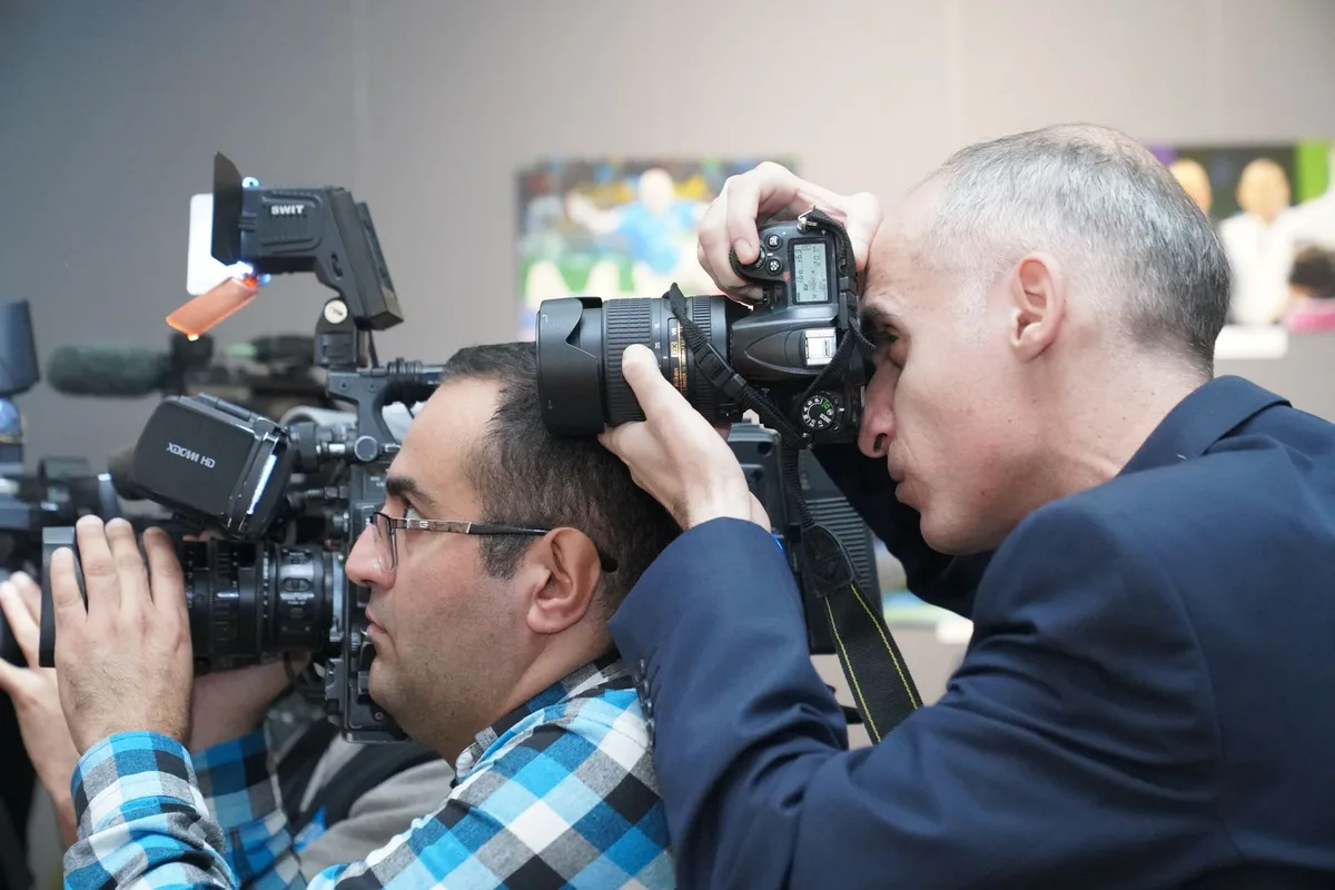 Caméras et journalistes devant un tribunal lors d'un procès médiatisé