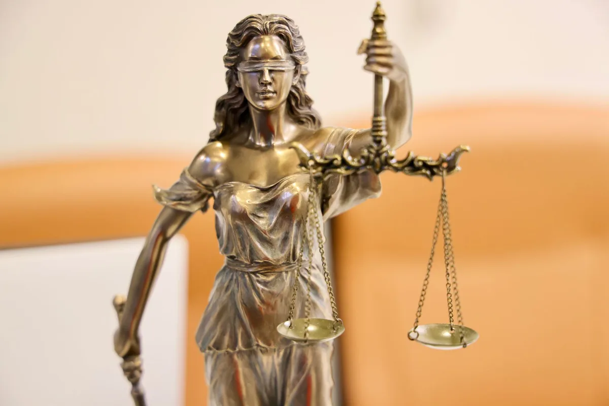 Symbole d'impartialité judiciaire : balance et symboles de justice dans un cadre formel