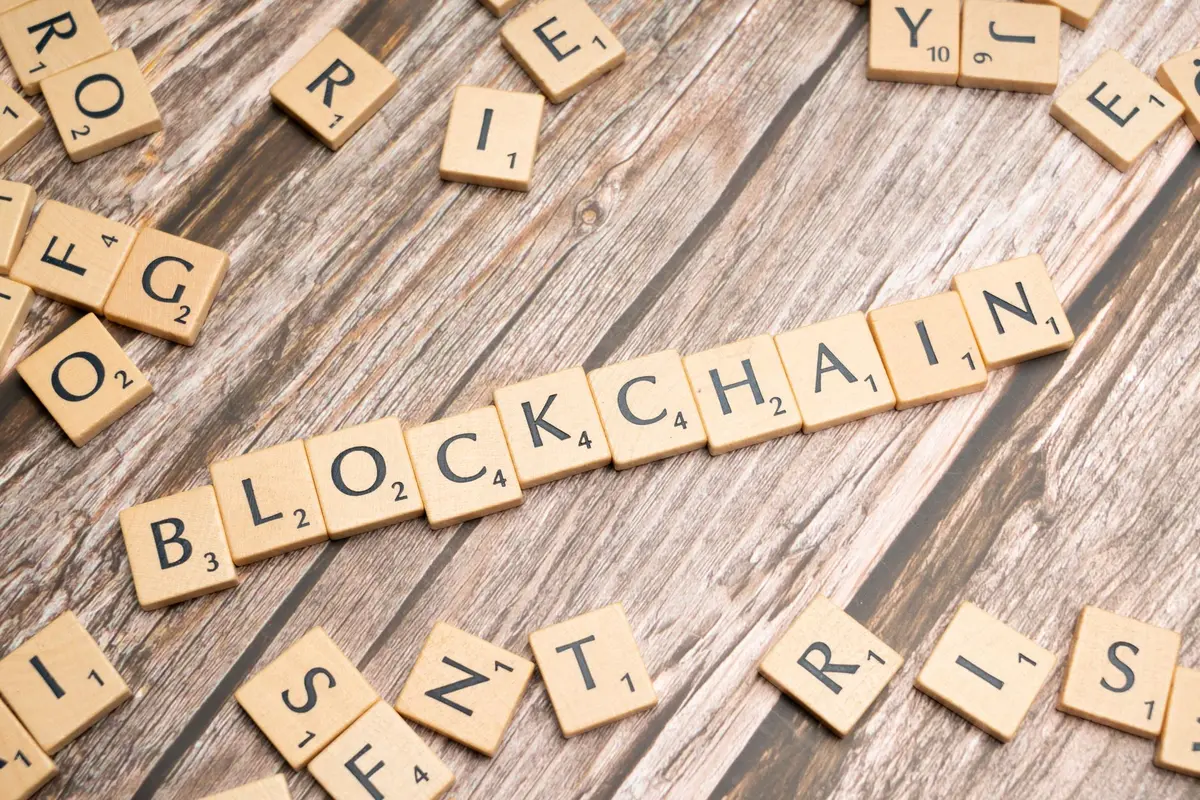 Schéma conceptuel montrant le fonctionnement d'un smart contract de transfert sur blockchain