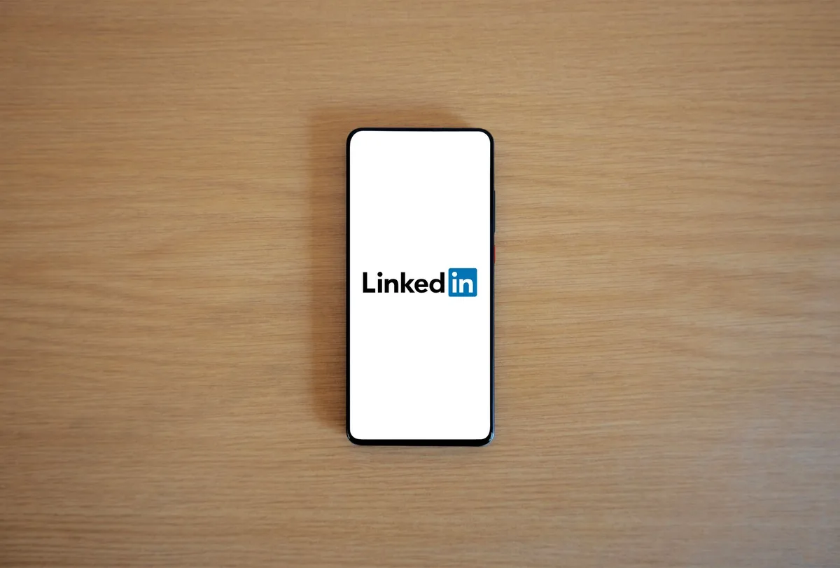 Personne effectuant une recherche approfondie sur une entreprise via son site carrière et LinkedIn