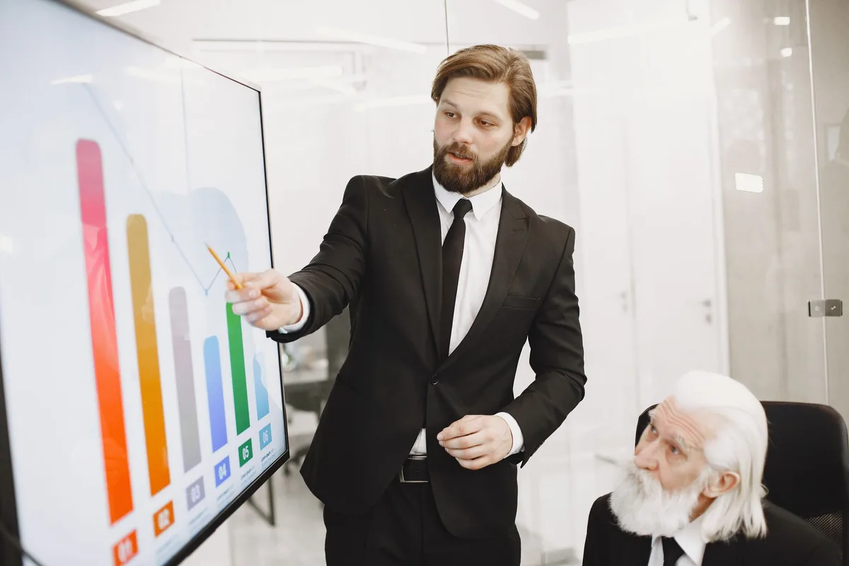 Professionnel présentant des données et indicateurs à un groupe de direction