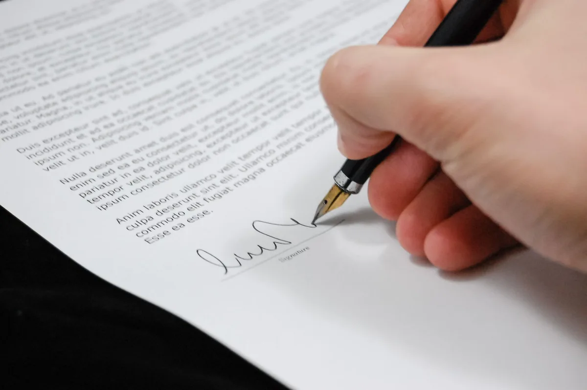 Signature d'un acte de donation entre deux personnes