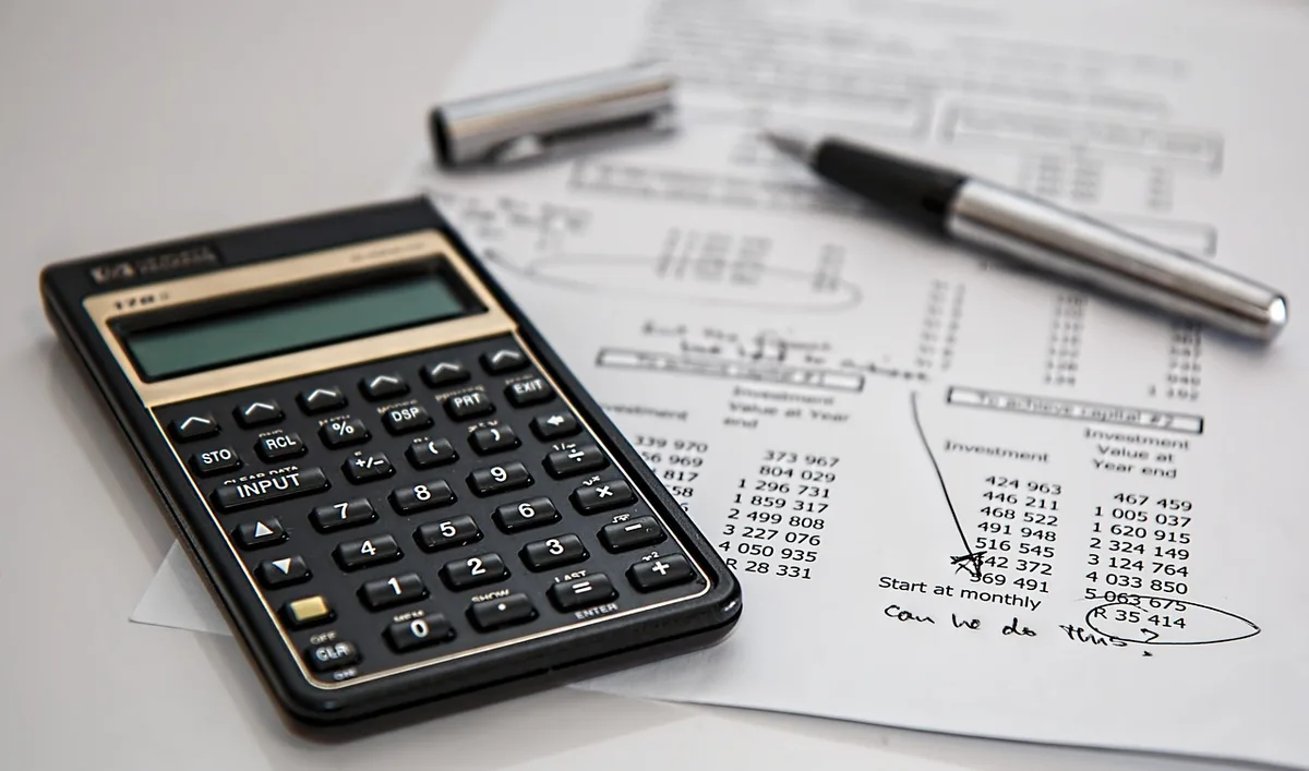 Contrat d'assurance-vie et documents financiers sur un bureau