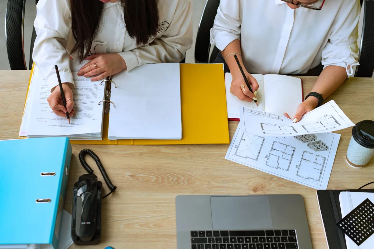 Plan de carrière et objectifs professionnels notés sur un carnet de travail