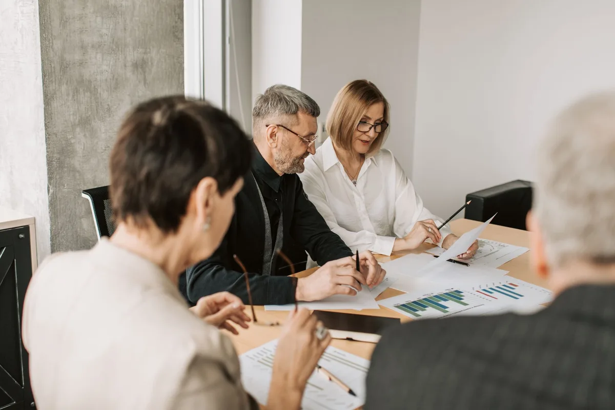 Collègues collaborant ensemble lors d'une réunion de travail
