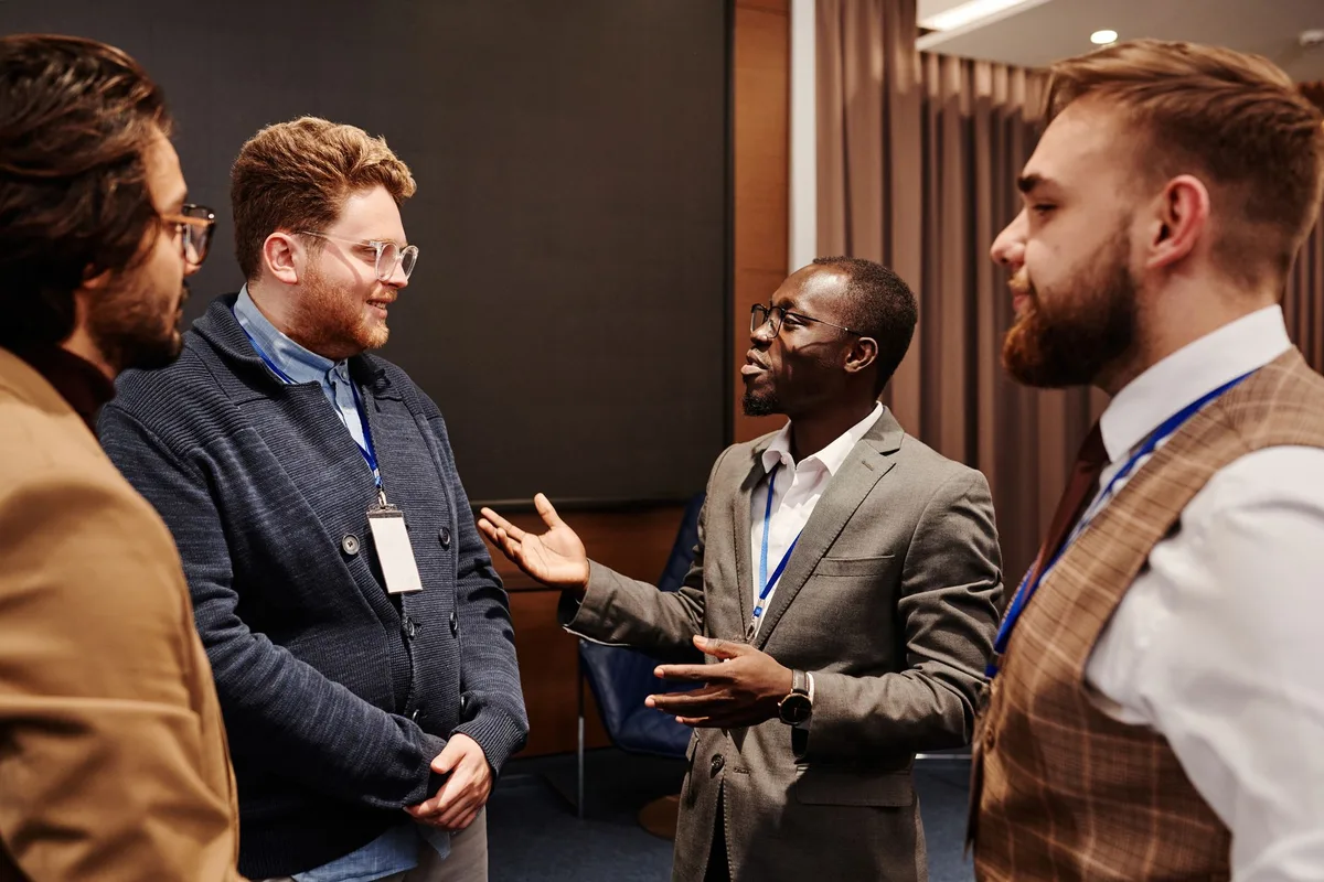 Conversation professionnelle constructive entre collègues au bureau