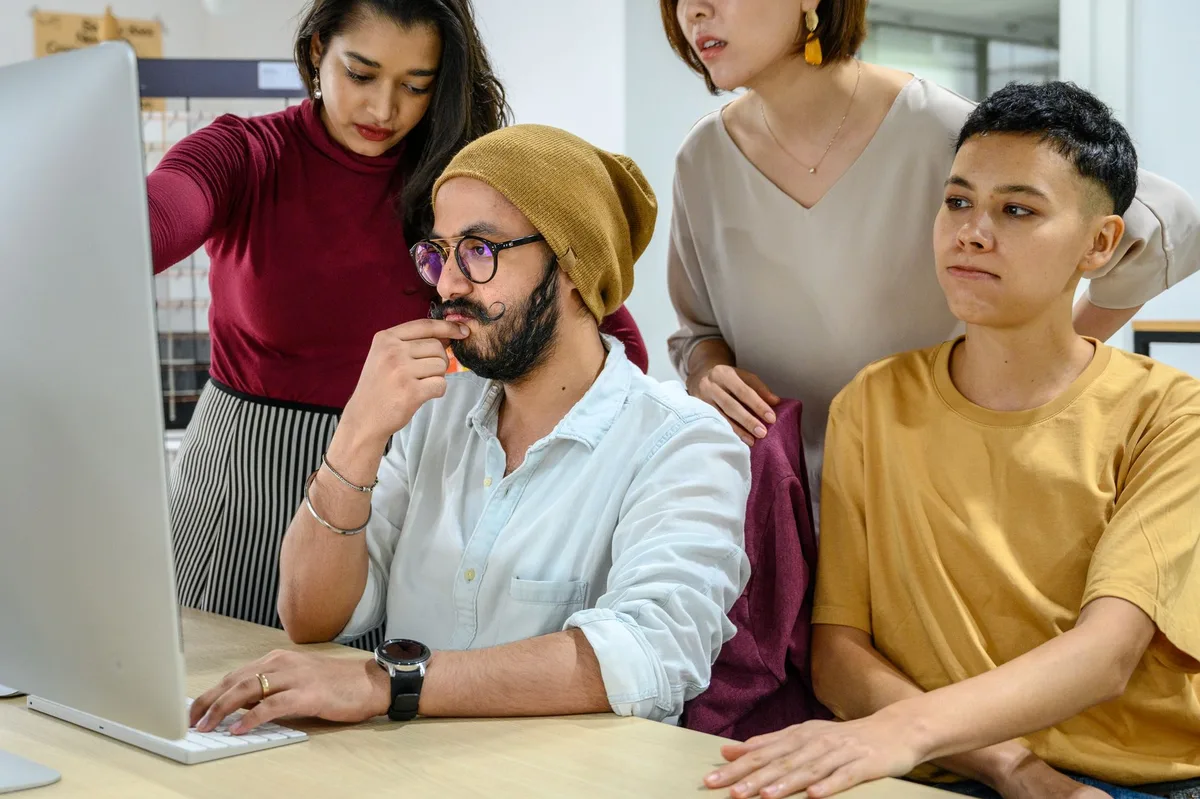 Groupe de travailleurs dans un environnement professionnel