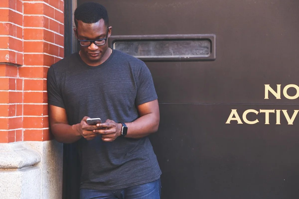 Personne envoyant un message texte professionnel depuis son téléphone
