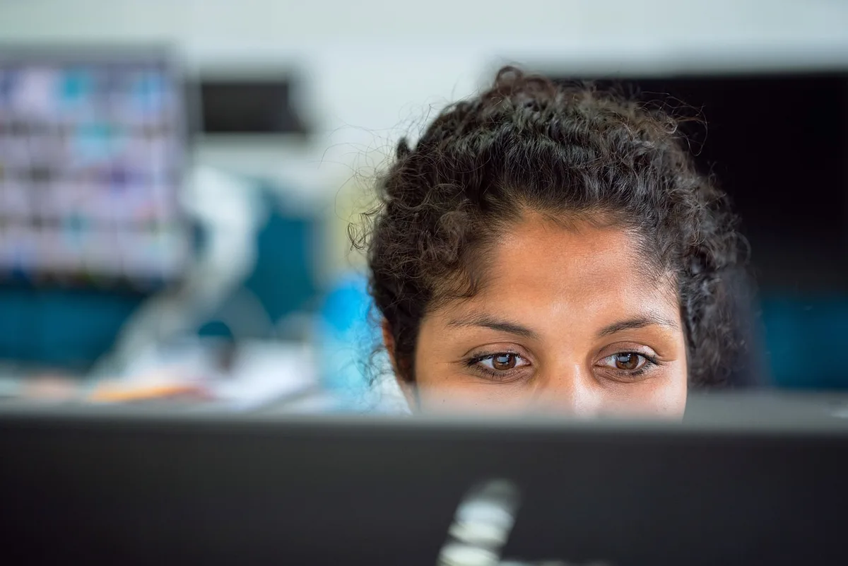 Employé concentré rattrapant son travail au bureau après son arrivée
