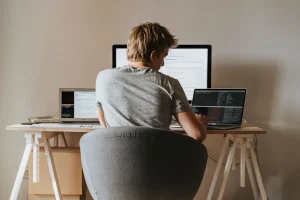 Comment les dirigeants et managers peuvent-ils redonner de l’attention et de l’engagement aux équipes ?