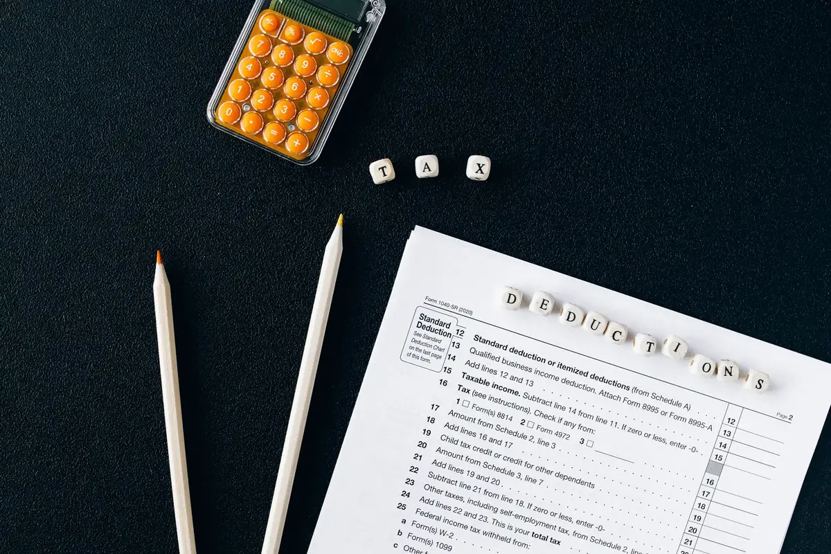 Documents fiscaux et calculatrice pour calculer les déductions fiscales