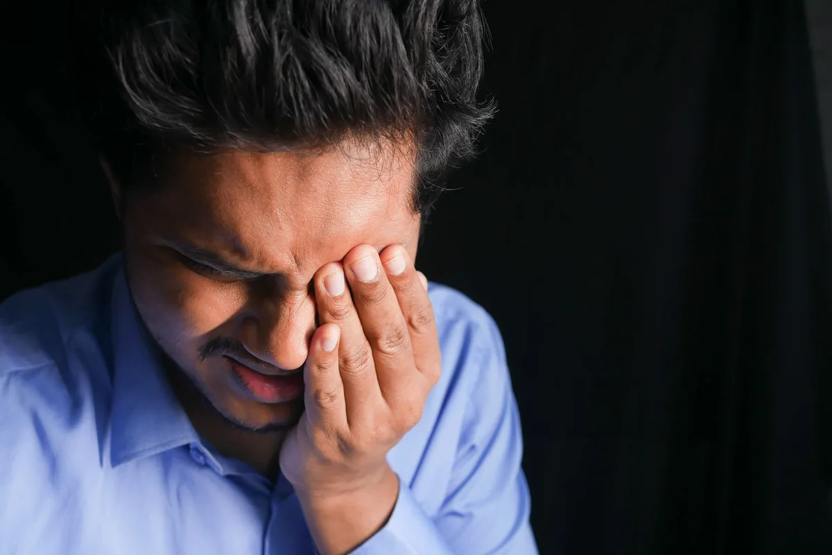 Illustration des symptômes physiques du burn-out : fatigue, maux de tête et troubles du sommeil.