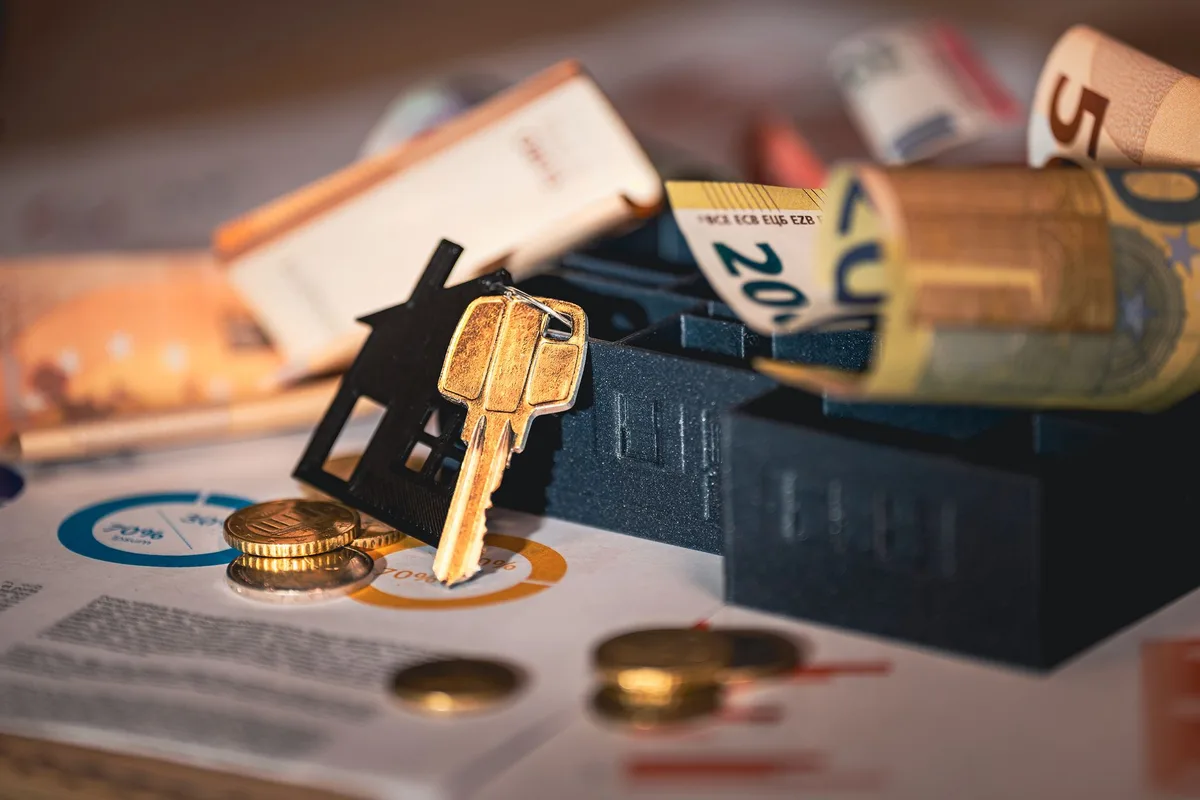 Portfolio immobilier diversifié avec différents types de biens pour évaluation fiscale