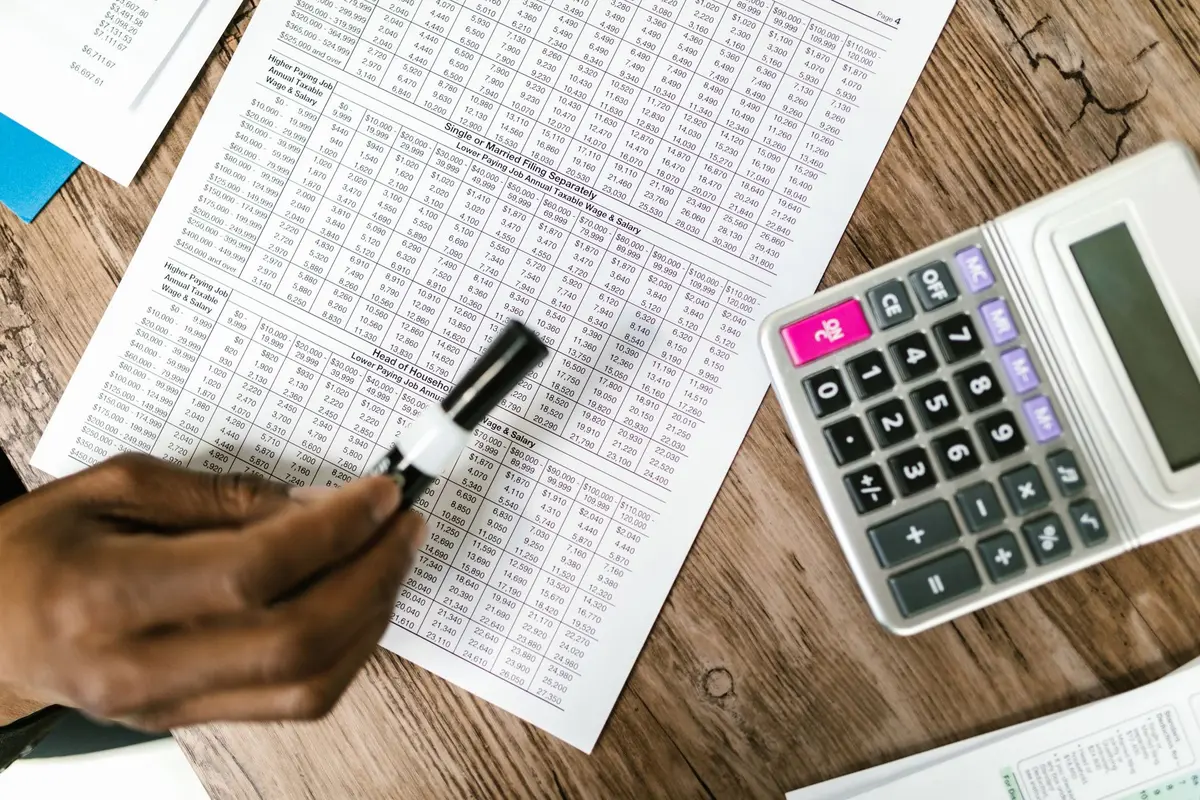 Tableau de calcul fiscal avec barème et tranches d'imposition progressives