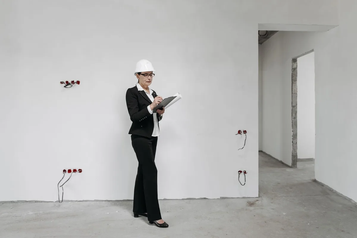 Checklist de visite d'appartement avec critères de vérification et notes écrites à la main
