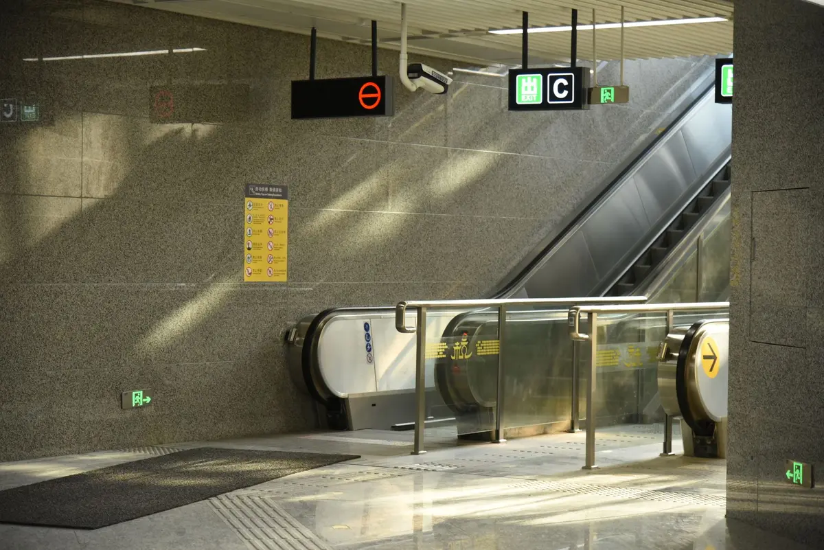 Passagers dans un train ayant une conversation calme et respectueuse