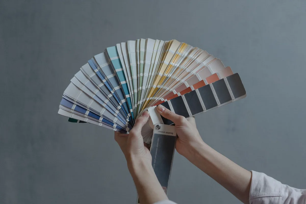 Palette de couleurs variées montrant différentes teintes pour la conception graphique