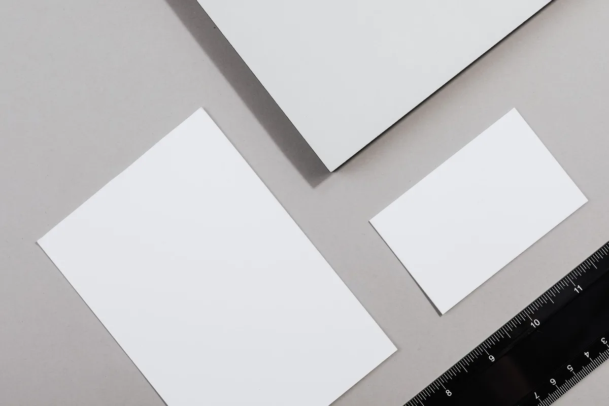 Logo affiché à différentes tailles, du petit format au grand panneau publicitaire