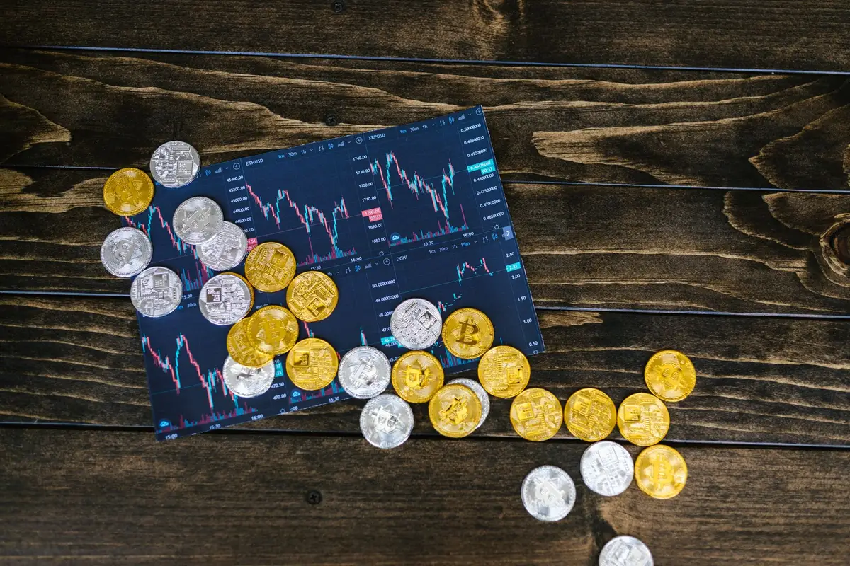 Écran affichant des graphiques d'analyse d'investissement en tokens