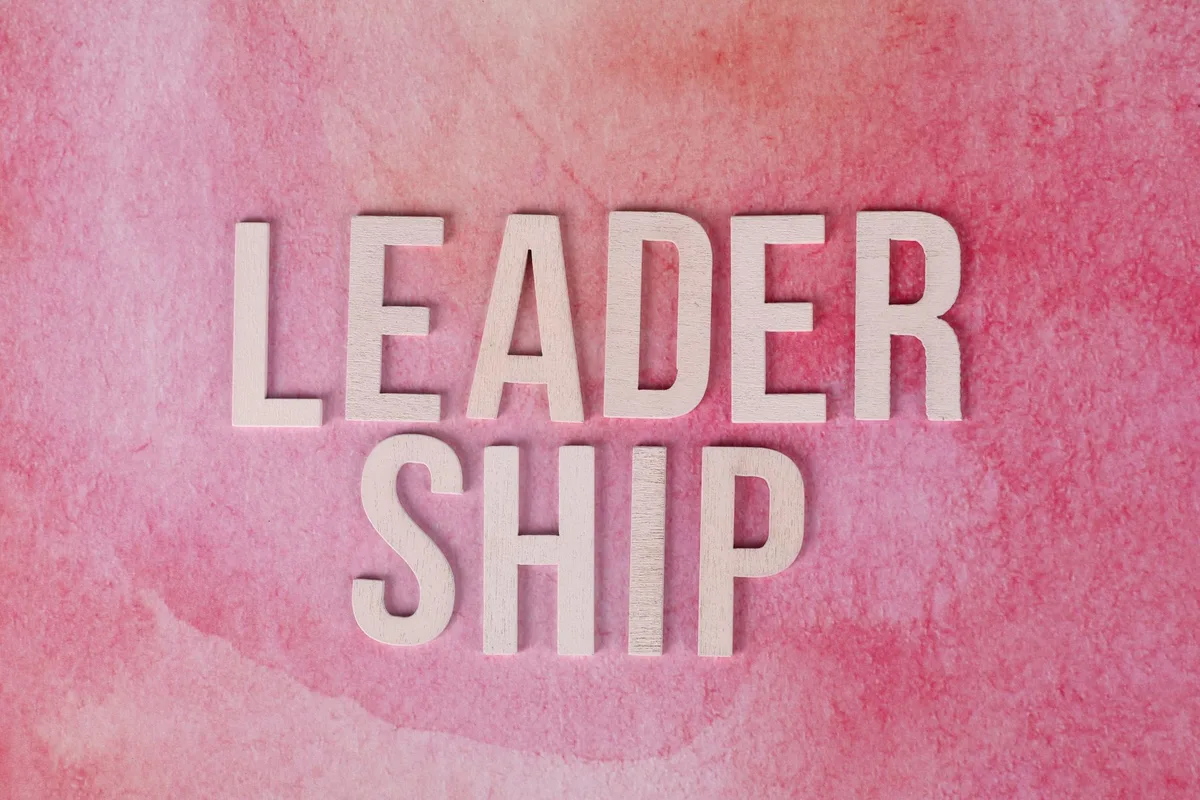 Mentor et cadre en discussion lors d'une séance de coaching exécutif