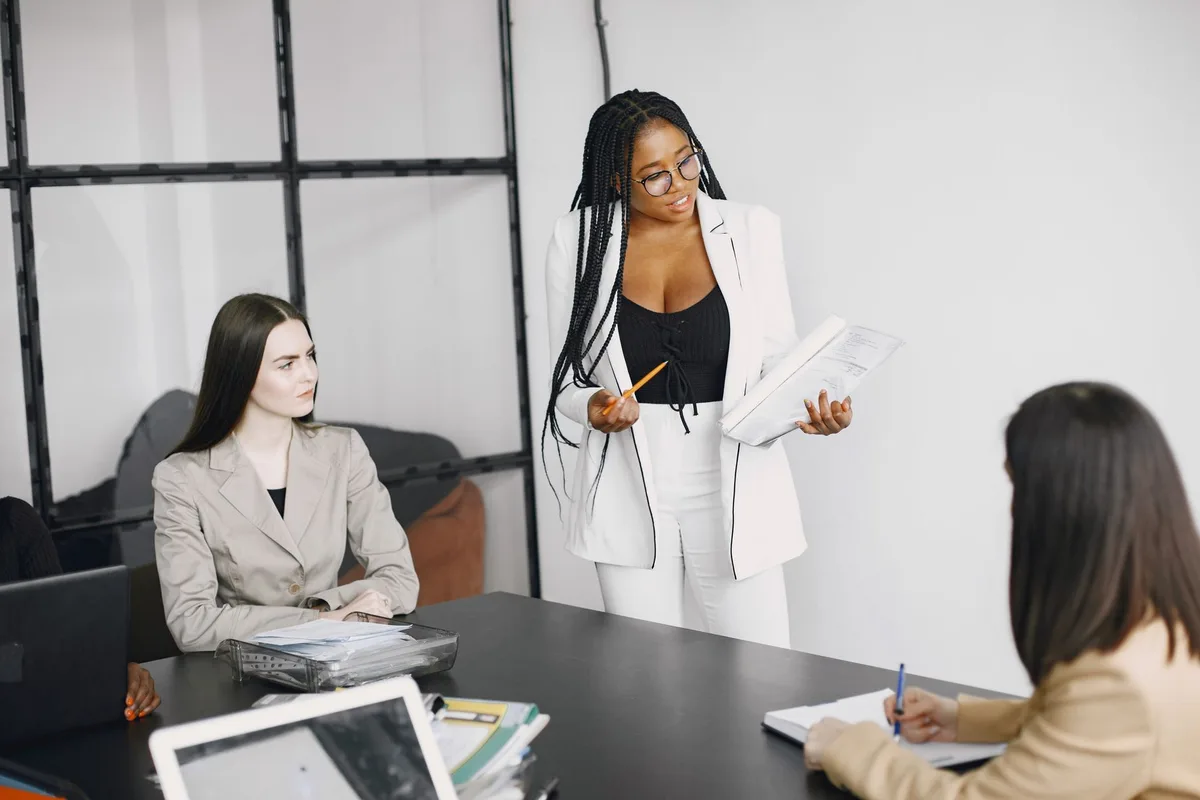Un professionnel recevant du feedback lors d'une évaluation 360