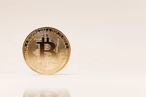 En quoi la blockchain diffère-t-elle du bitcoin et quels sont les impacts ?
