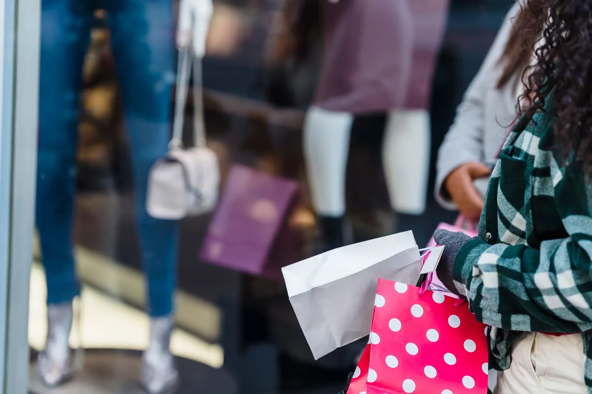 Consommateurs dans un magasin de distribution moderne en Europe centrale