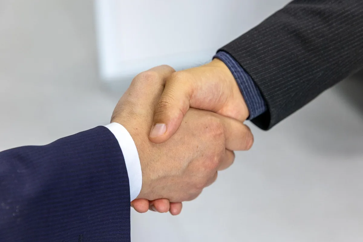 Signature d'un contrat commercial entre partenaires d'affaires