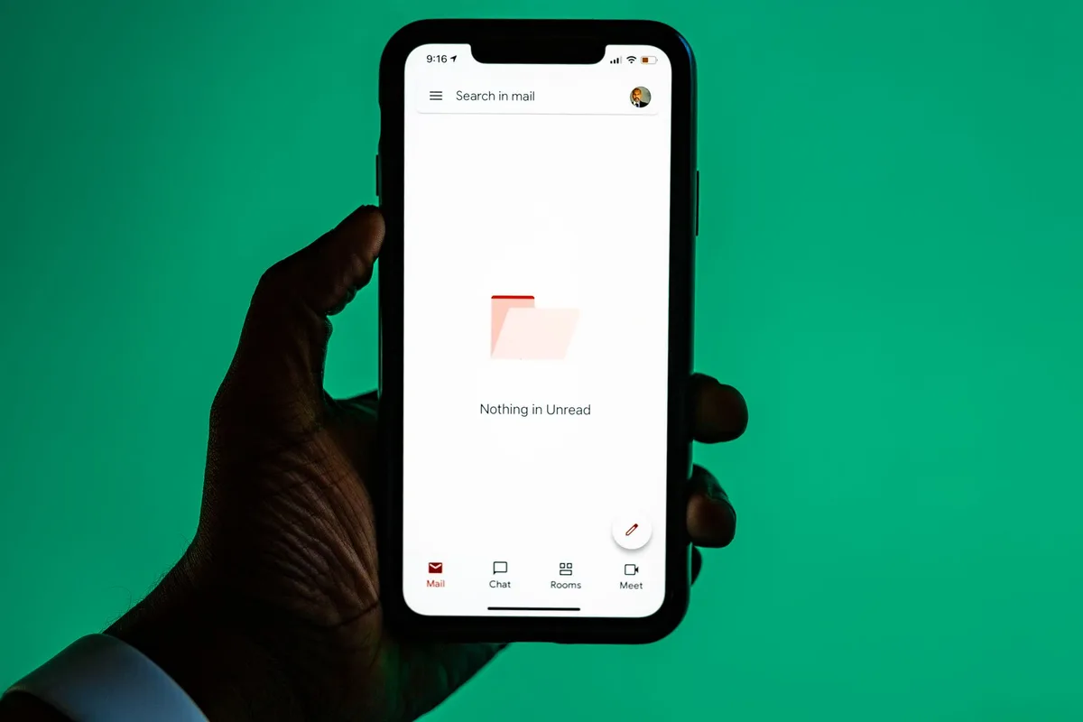 Boîte de réception avec messages triés et organisés sur un écran d'ordinateur.