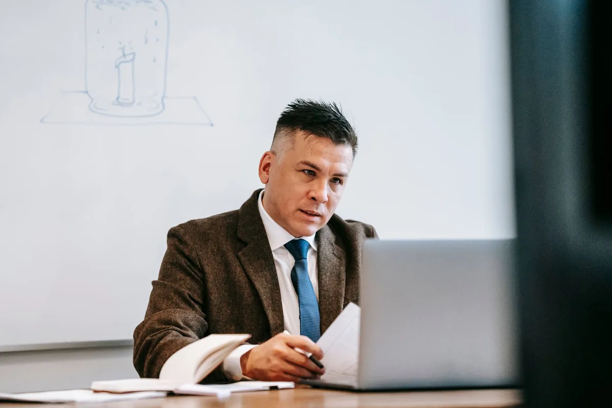 Professionnel en formation hybride : modules en ligne et sessions présentielles alternées