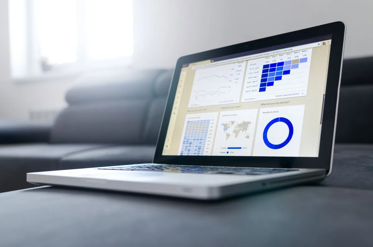 Tableau de bord d'analyse RH avec indicateurs et données professionnelles