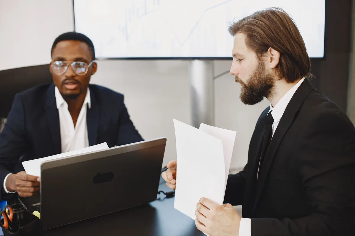 Discussion en réunion professionnelle pour éviter les erreurs stratégiques