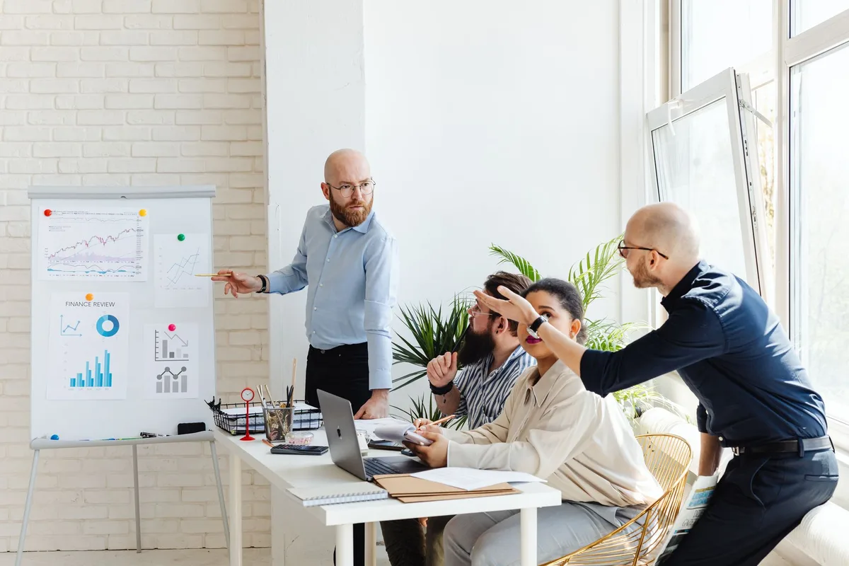 Réunion d'équipe où un manager dialogue avec ses collaborateurs pour identifier les sources de démotivation