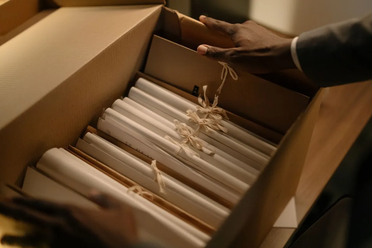 Documents d'enquête et témoignages judiciaires empilés sur une table d'archive