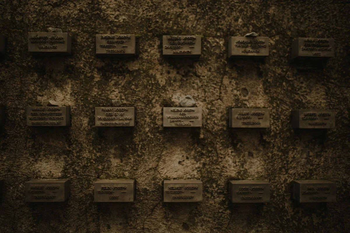 Plaque commémorative en pierre dans un lieu de mémoire locale