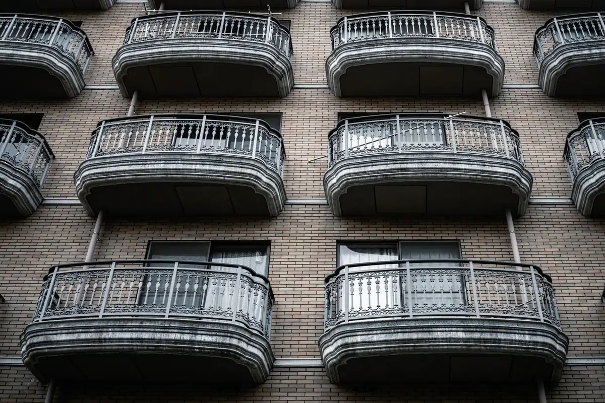 Vue aérienne de toits parisiens densément construits, illustrant la pénurie de logements.