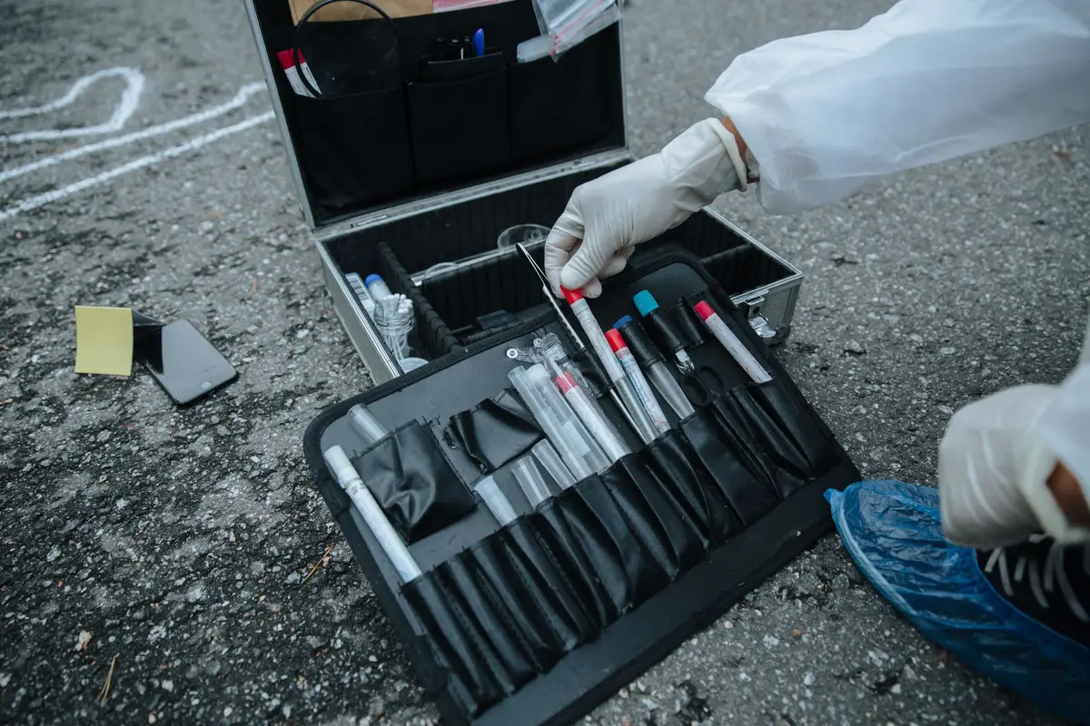 Scène de crime avec marqueurs de preuves et indices médico-légaux