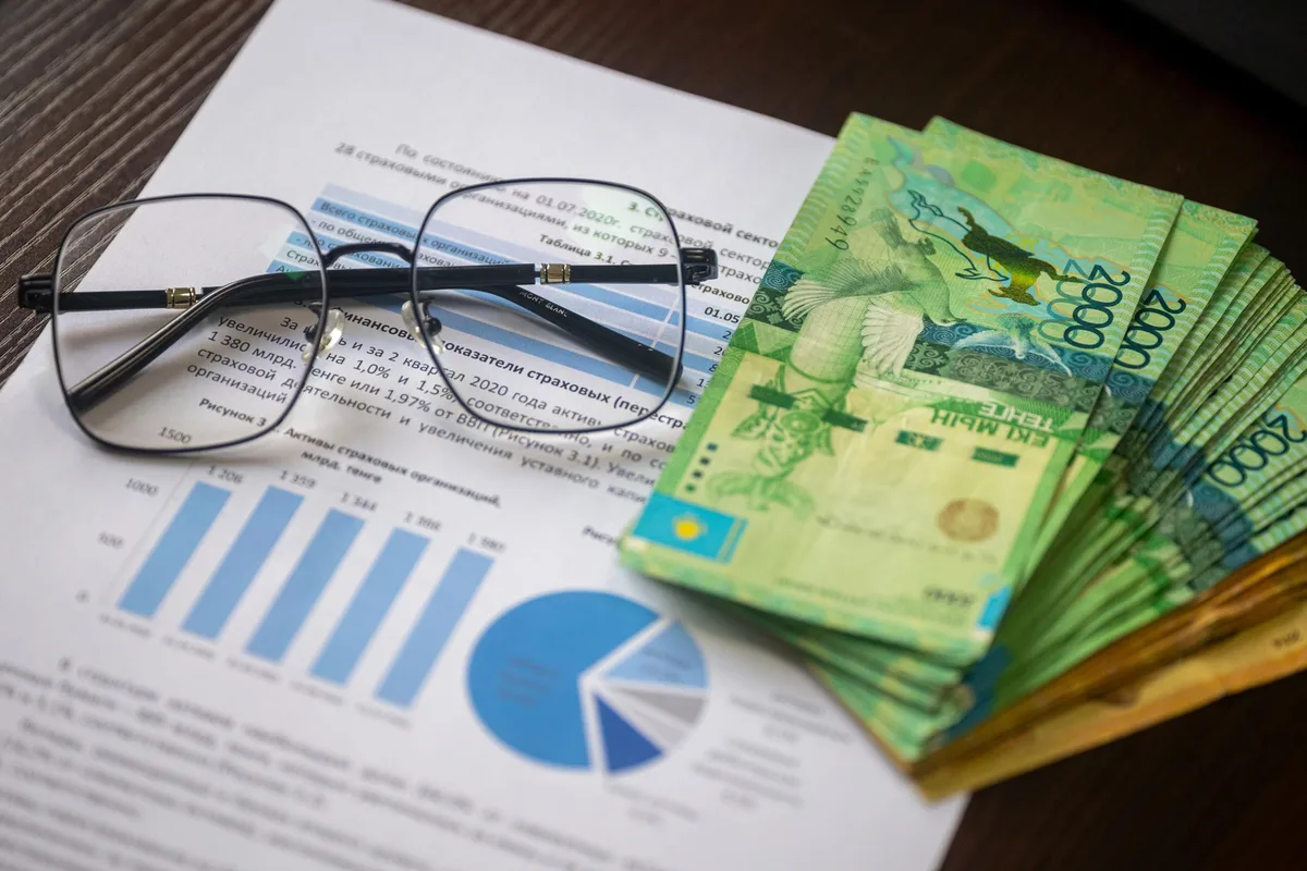 Documents financiers et relevés de patrimoine étalés sur un bureau