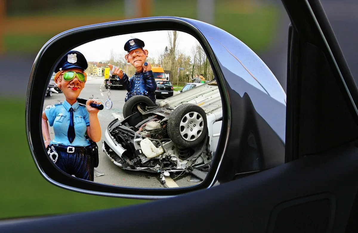 Une voiture arrêtée lors d'un contrôle routier par la police