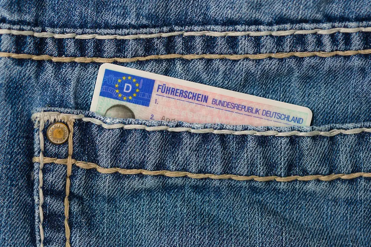 Un permis de conduire avec des documents administratifs de suspension
