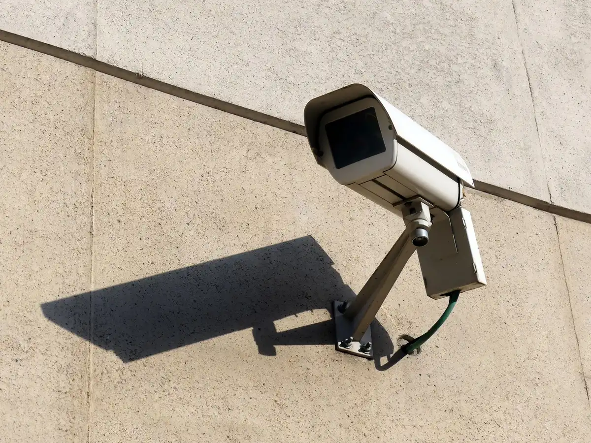 Caméra de surveillance et agent de police en zone contrôlée