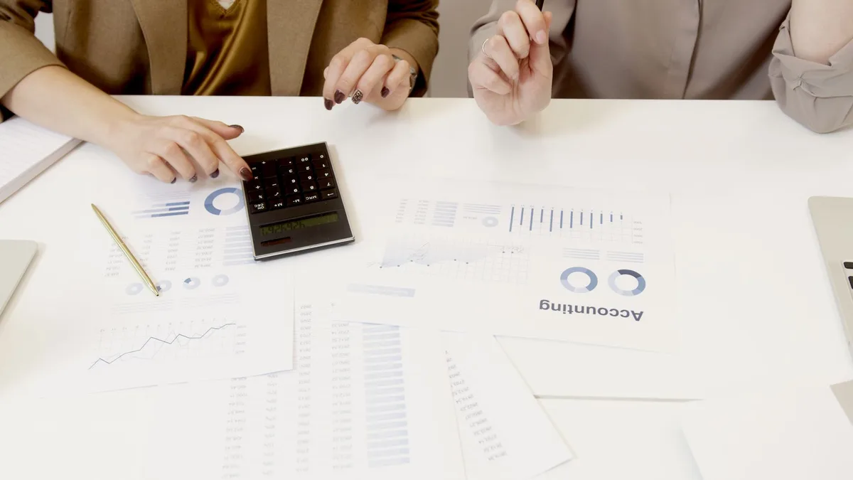 Bureau avec documents comptables, registres et calculs de régime fiscal