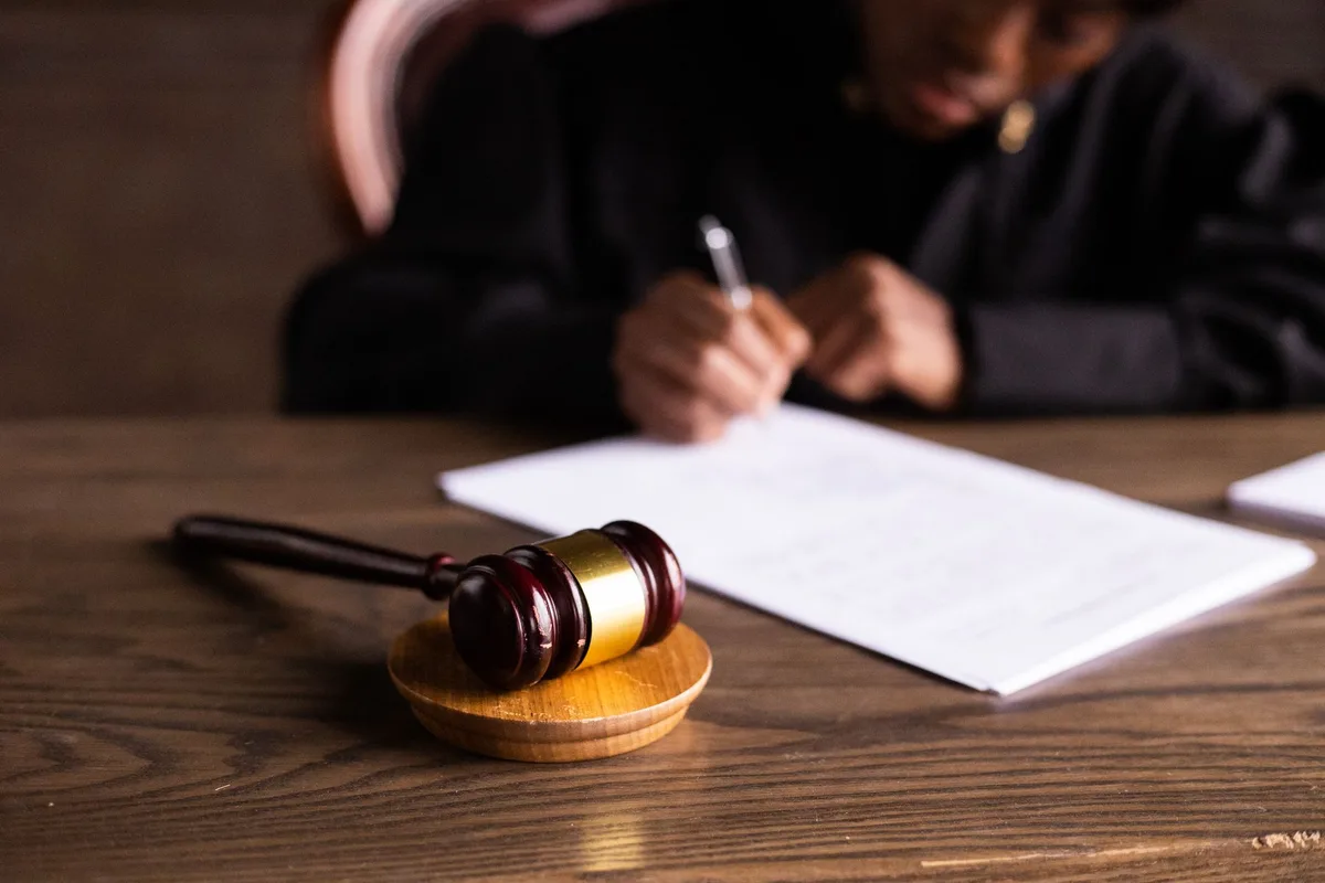 Dossiers judiciaires et documents d'expertise sur un bureau de magistrat